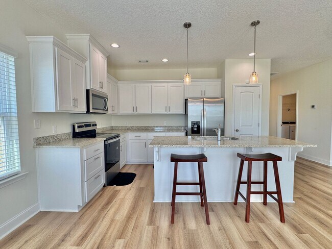 Building Photo - AVAILABLE NOVEMBER [PET FRIENDLY]