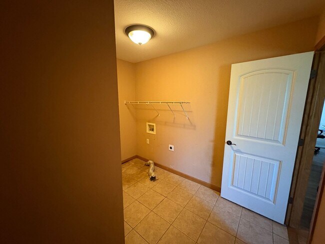 Building Photo - 2-bedroom, 2-bath Duplex in Champaign, IL