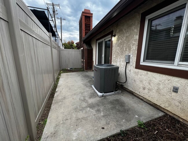 Building Photo - 2 Bedroom 1.5 Bath Townhouse Condo for Rent in the Heart of Monrovia