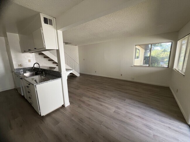 Building Photo - Beautiful Updated Townhome in North Davis