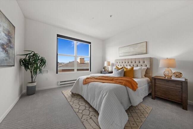 Building Photo - Epic REA - Top floor, Sweeping Views, 3 BR...