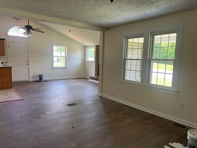 Building Photo - Very Nice 4 bedroom near Tri Cities Airpor...