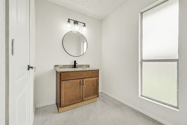 Building Photo - 13327 N Thorntree Dr