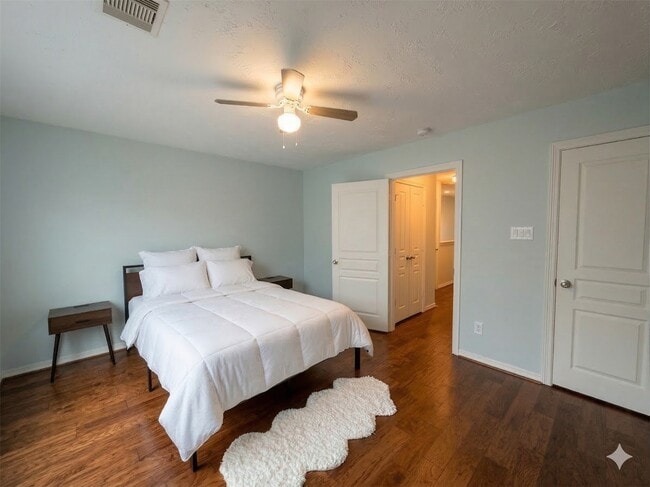 Building Photo - 3410 Skyline Village Dr