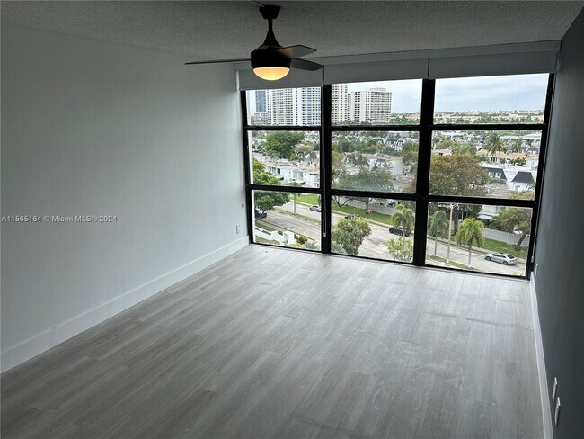Building Photo - 1000 Parkview Dr