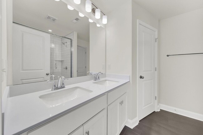 Building Photo - Gorgeous Townhome in Belmont!