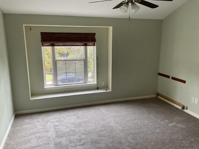 Building Photo - Adorable 2 Bedroom Townhome in Azalea Square