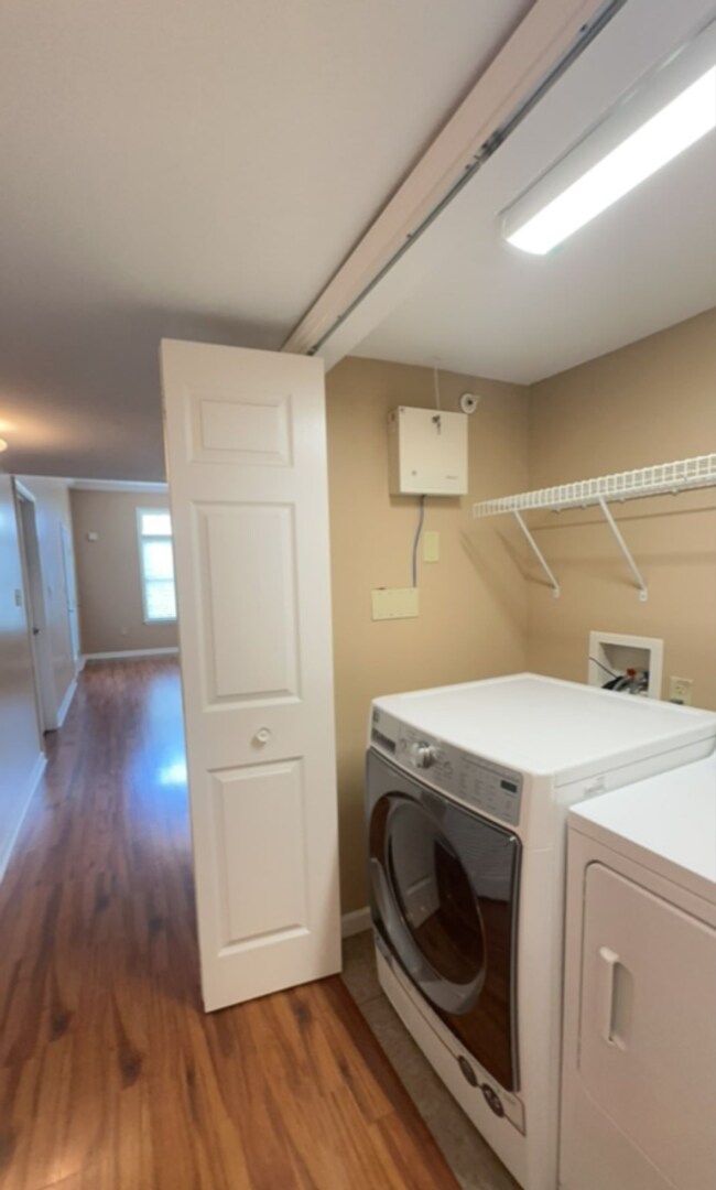 Building Photo - Great 3rd floor unit at LAUREL STATION for $2800/month Rent includes two assigned parking spaces!