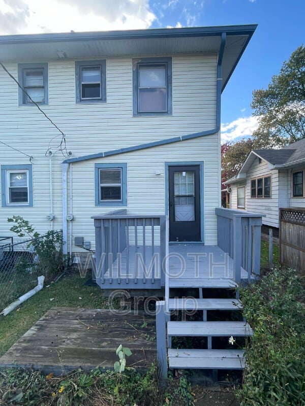 Building Photo - 815 N Riley Ave