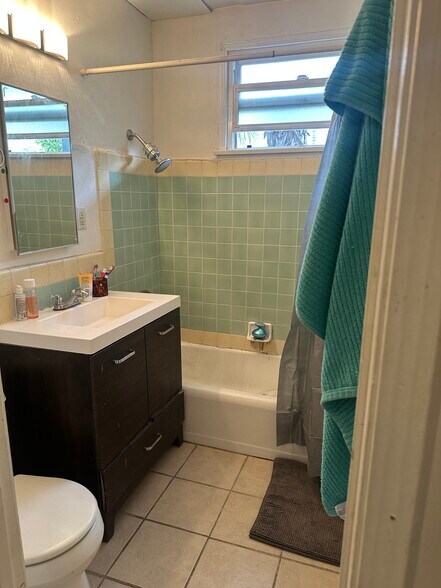 Building Photo - 2221 Ocean Ave