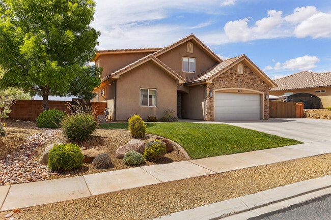 Building Photo - 225 N Falcon Ct
