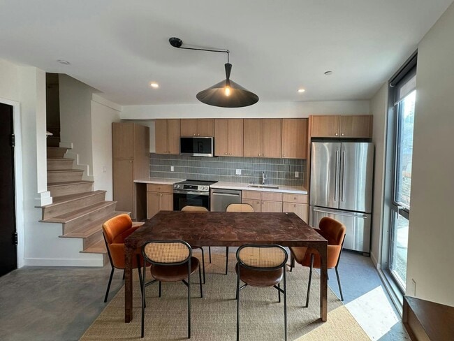 Building Photo - 4560 Huntington Dr S