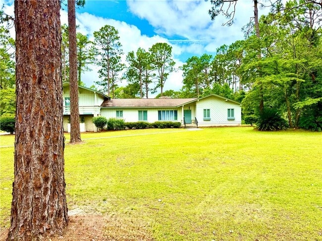 Building Photo - 28 Pine Forest Dr W