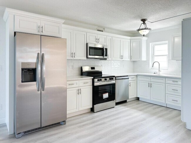 Building Photo - 7910 Sun Island Dr S