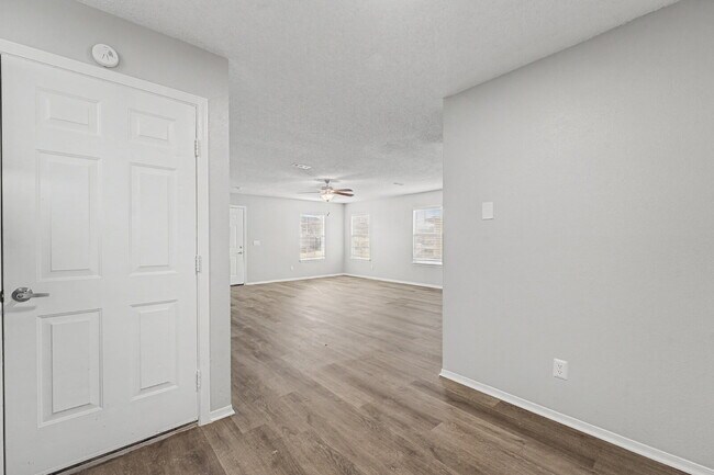 Building Photo - Charming 3-Bed Duplex with Cozy Fireplace on West Thrasher Drive, Fayetteville!