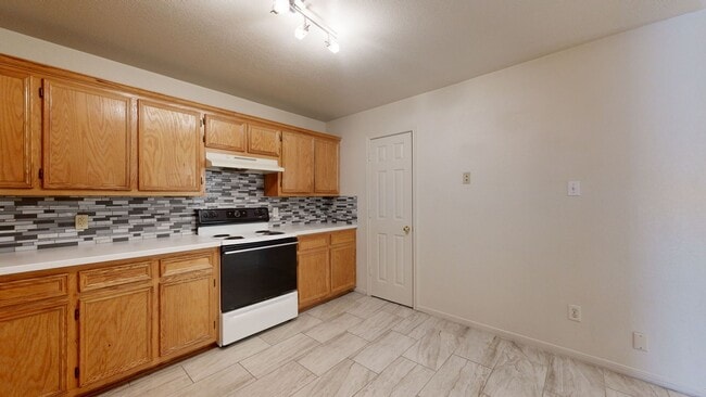 Building Photo - ALL TILE 3 BEDROOM DUPLEX ONLY $1,350 BY A...