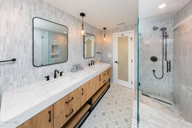 Building Photo - Must see this luxurious short-term, furnished, 3 bedroom + 3 bathroom rental home