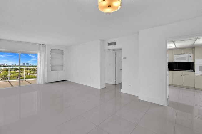 Building Photo - 400 Kings Point Dr