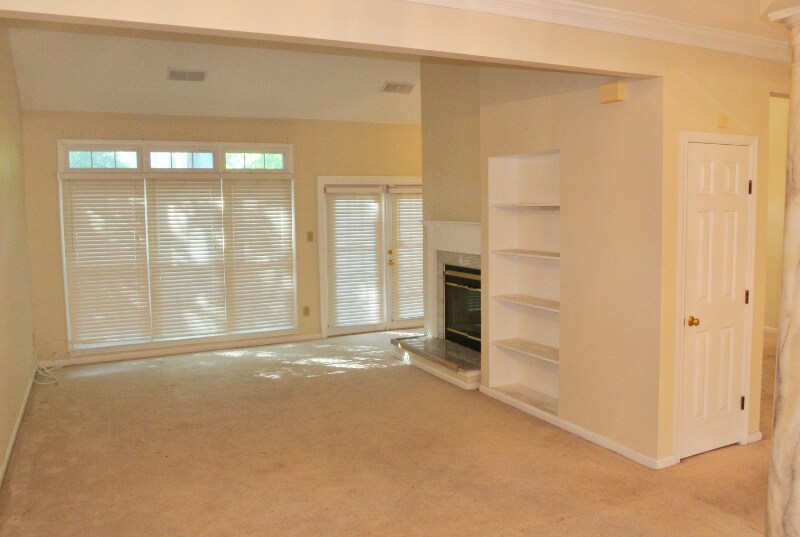 Building Photo - 2036 Hen House Dr