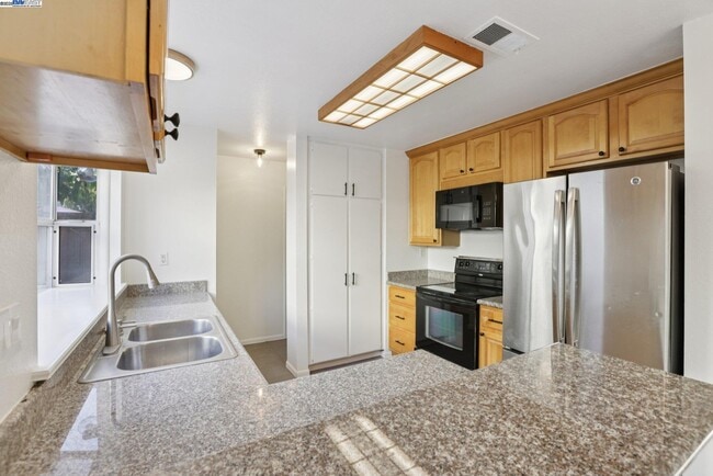 Building Photo - 2039 Alexander Ct