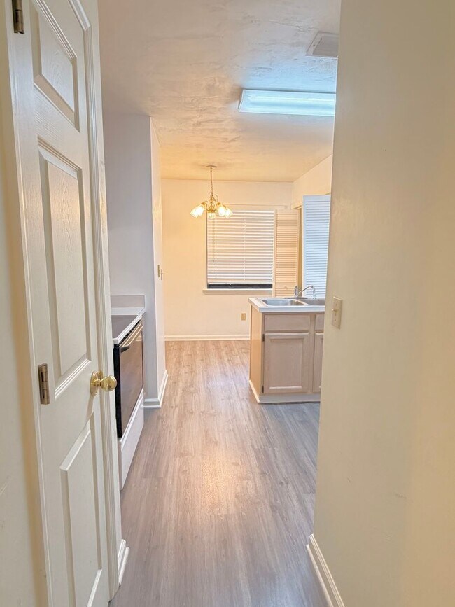 Building Photo - 4414 Stratfordshire Ct