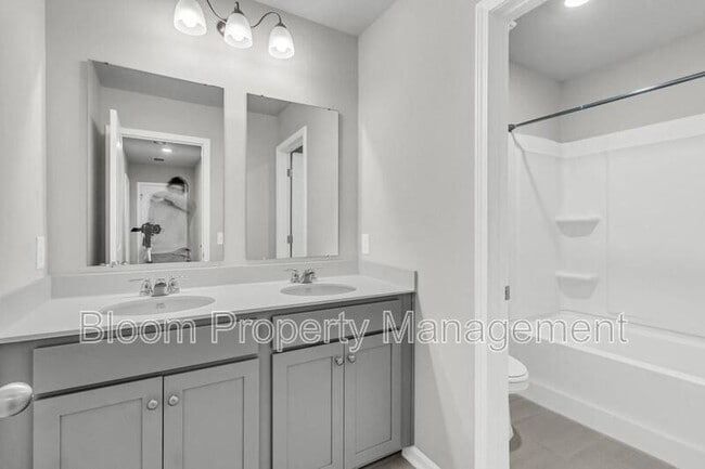 Building Photo - 640 Chigwell Springs Ln