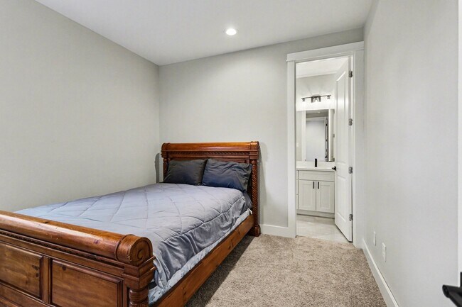 Building Photo - 825 Woodcrest Dr