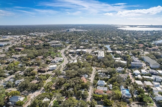 Building Photo - 2 Bed / 1 Bath Cozy Downtown Duplex Apartment