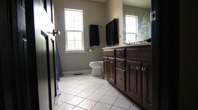 Building Photo - 531 Primrose Ln