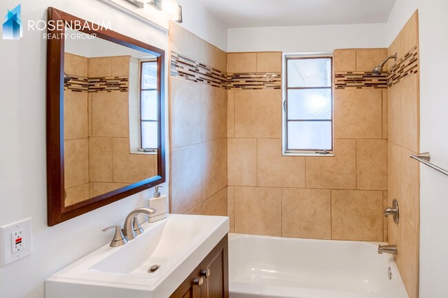 Building Photo - 941 S Baylor Dr