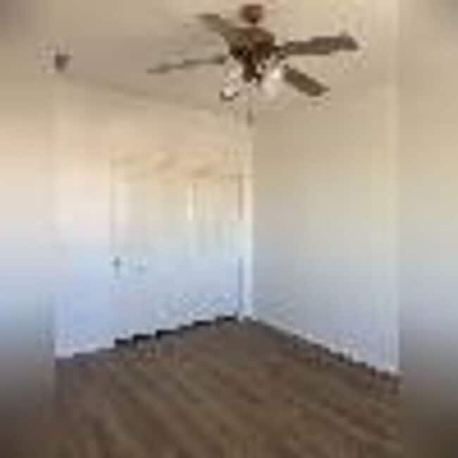 Building Photo - 4 Bedroom, 2 1/2 Bath Available Now!