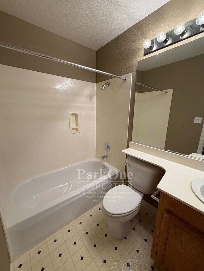 Building Photo - Updated Townhouse in Clayton Available for Lease now!