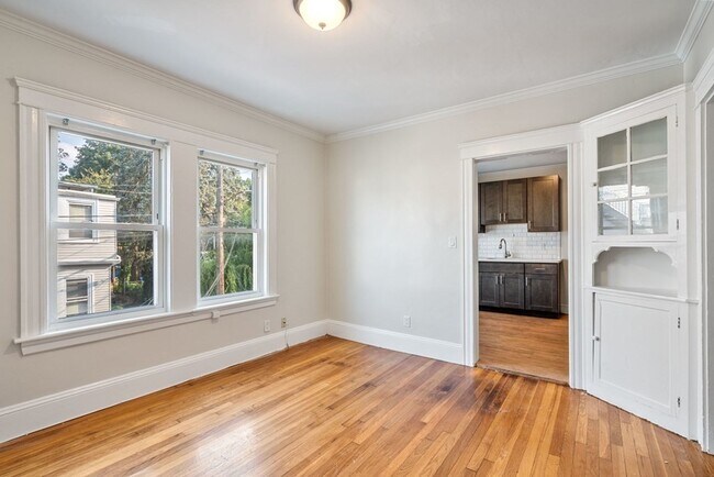 Building Photo - 193 Florence St