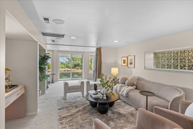 Building Photo - 5Bd/3.5Ba Shoreline House