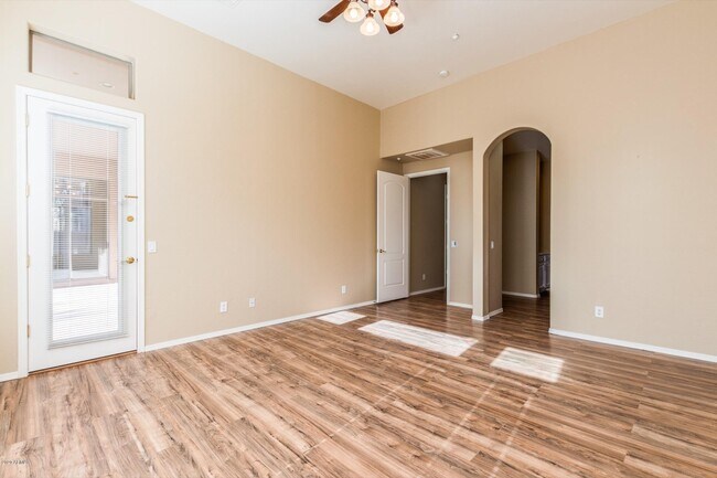 Building Photo - 951 W Orchard Ln