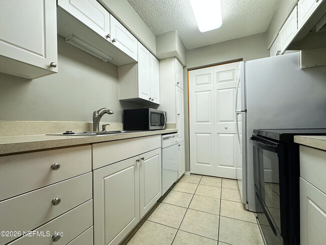 Building Photo - 10200 Belle Rive Blvd