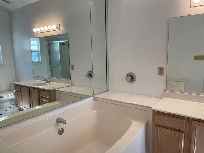 Building Photo - Beautiful 4-Bedroom Ranch in Courthouse Estates!