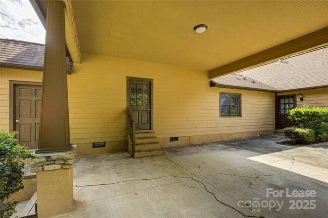 Building Photo - 448 N Summit Ave