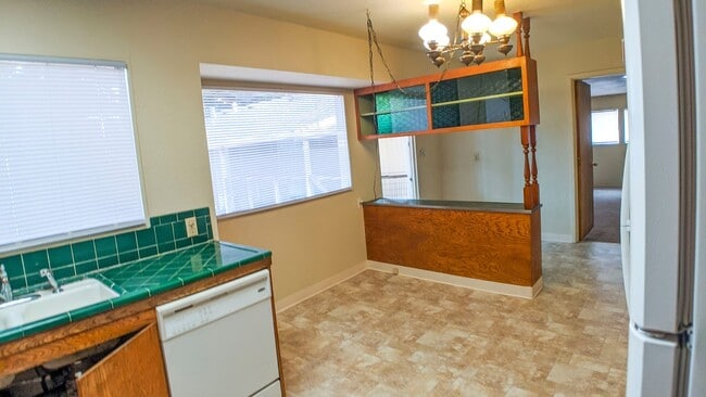 Building Photo - Charming Pet Friendly, 3-Bedroom 1-Bath, p...