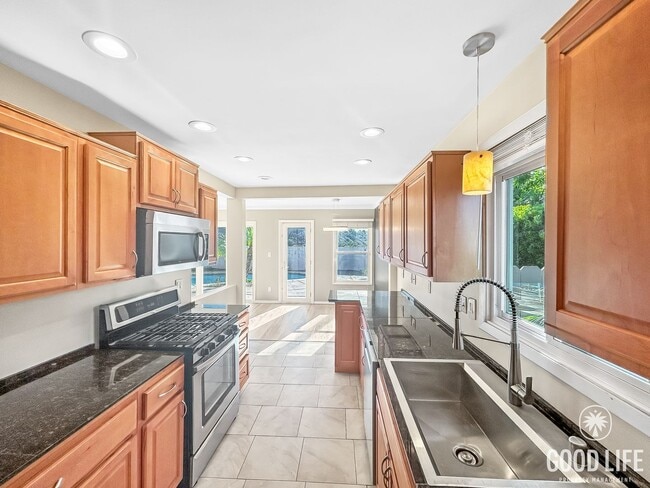 Building Photo - Great 3B/2BA House in Allied Gardens with a Pool!