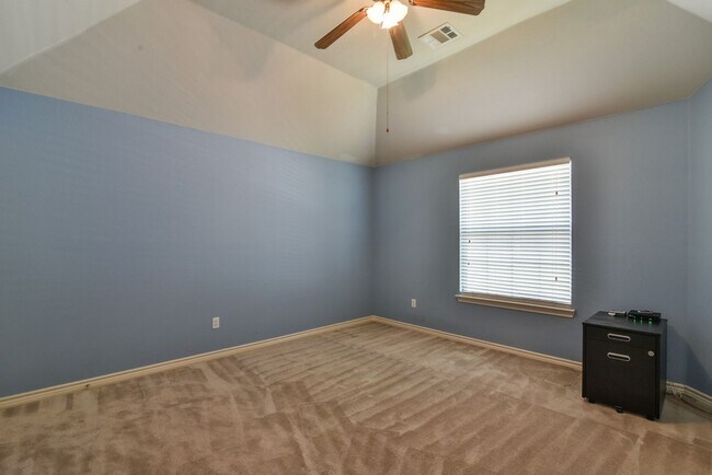 Building Photo - Large Mansfield High Home Centrally Located