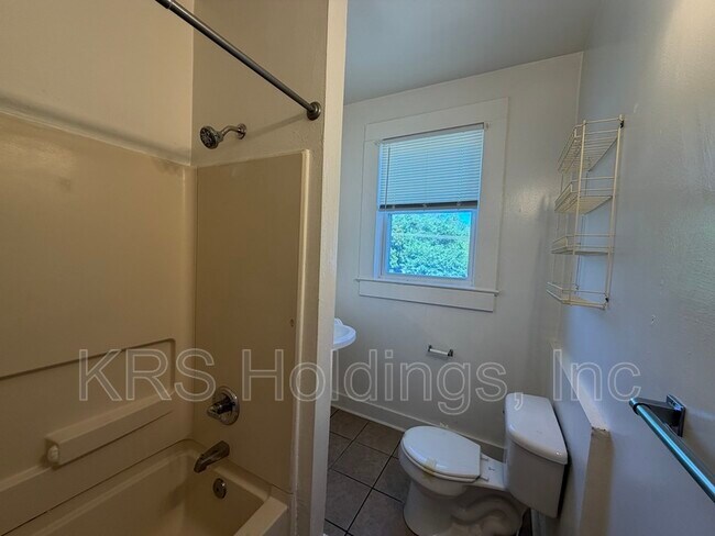 Building Photo - 325 W 31st St