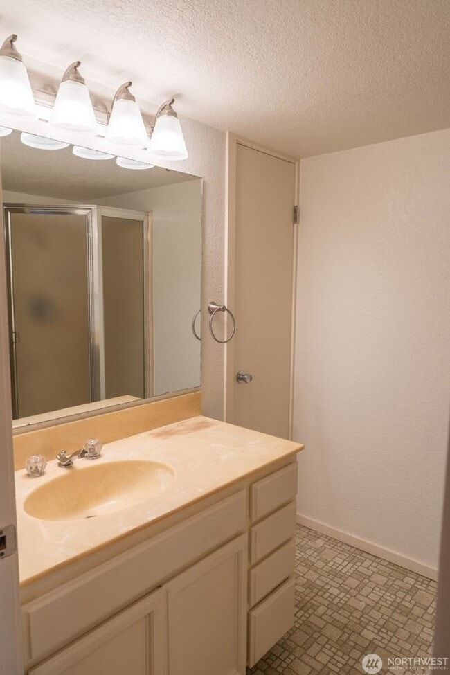 Building Photo - 2Bd/1.75Ba Kirkland Condo