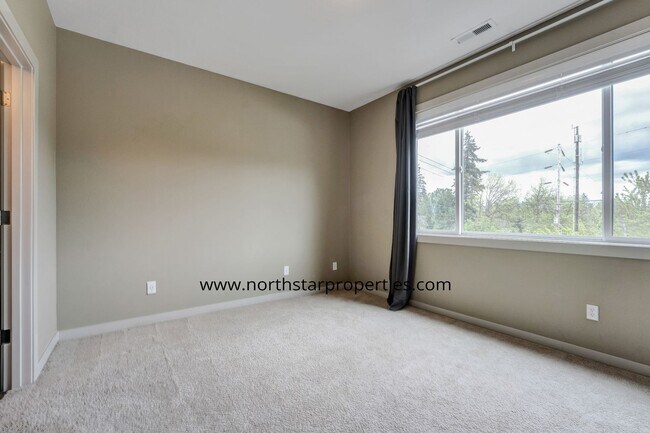 Building Photo - Stylish Multnomah Village Townhome