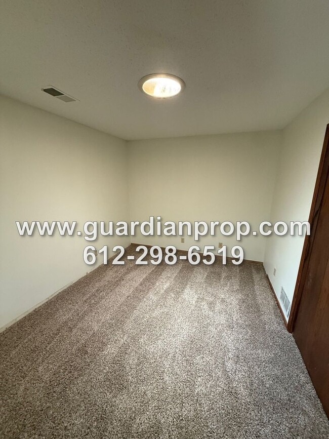Building Photo - One Level End Unit Townhouse Available Now...