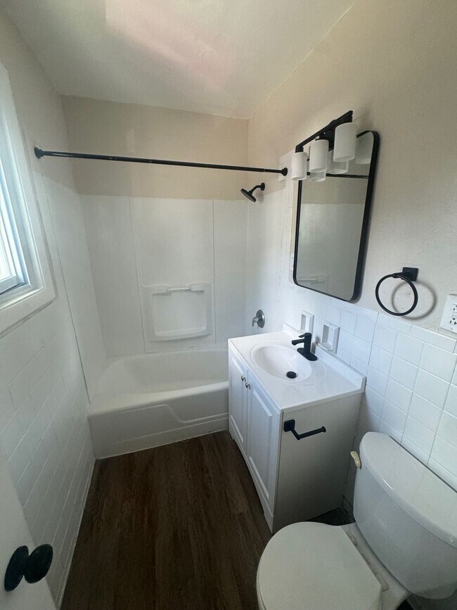 Building Photo - Beautifully Updated 2BR Home in McKees Rocks