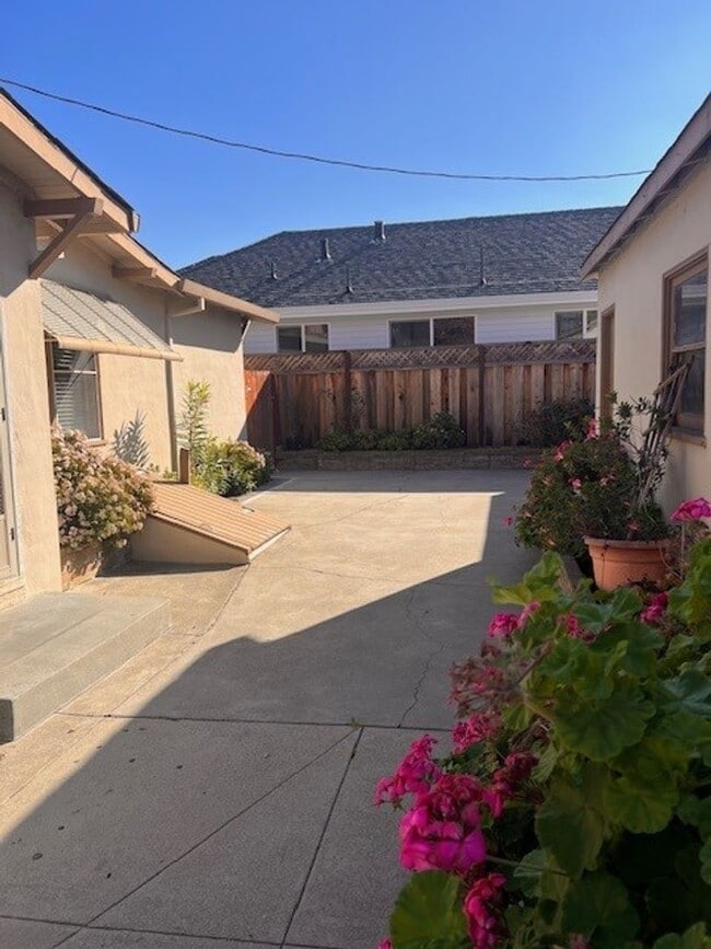 Building Photo - Santa Clara Charm ~ 3BR/1BA on Main Street