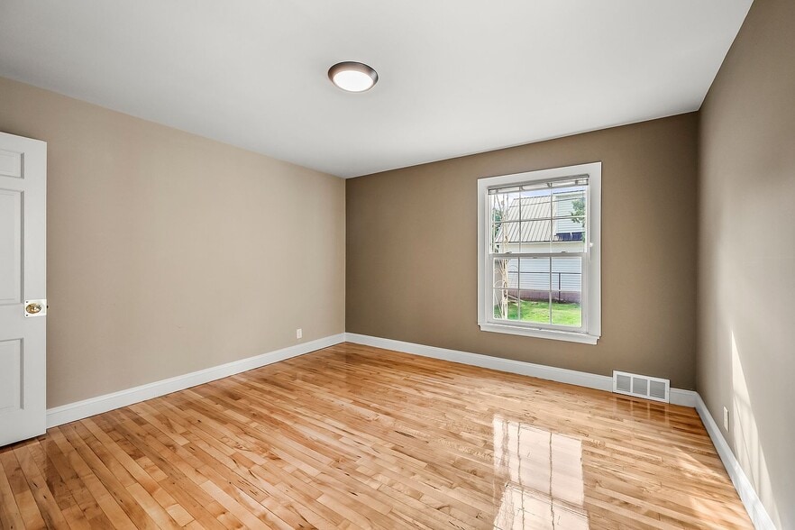 Building Photo - 1371 Wellington Dr