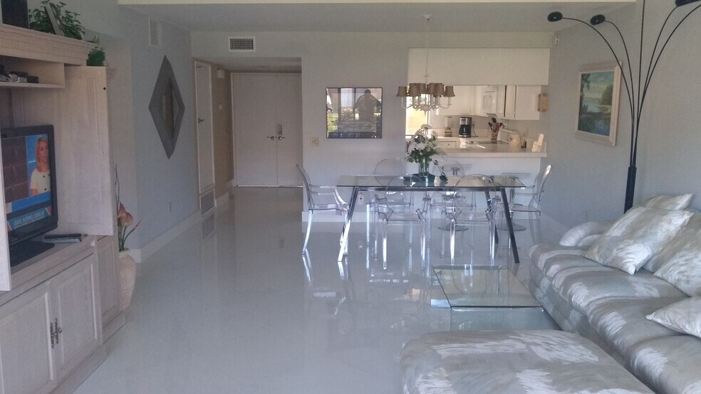 Living area - 72 Majorca Dr