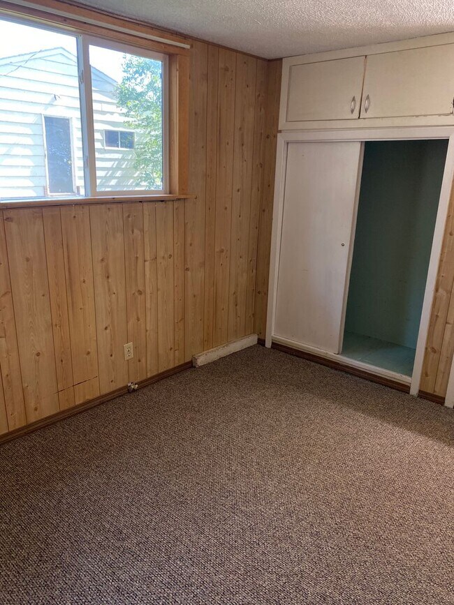 Building Photo - 2 BEDROOM LAKE HOUSE!